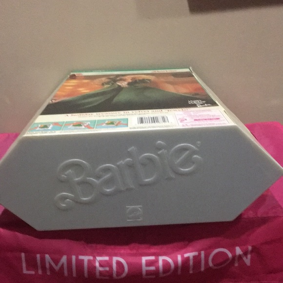 Happy Holidays Barbie: 1991 - Picture 11 of 13